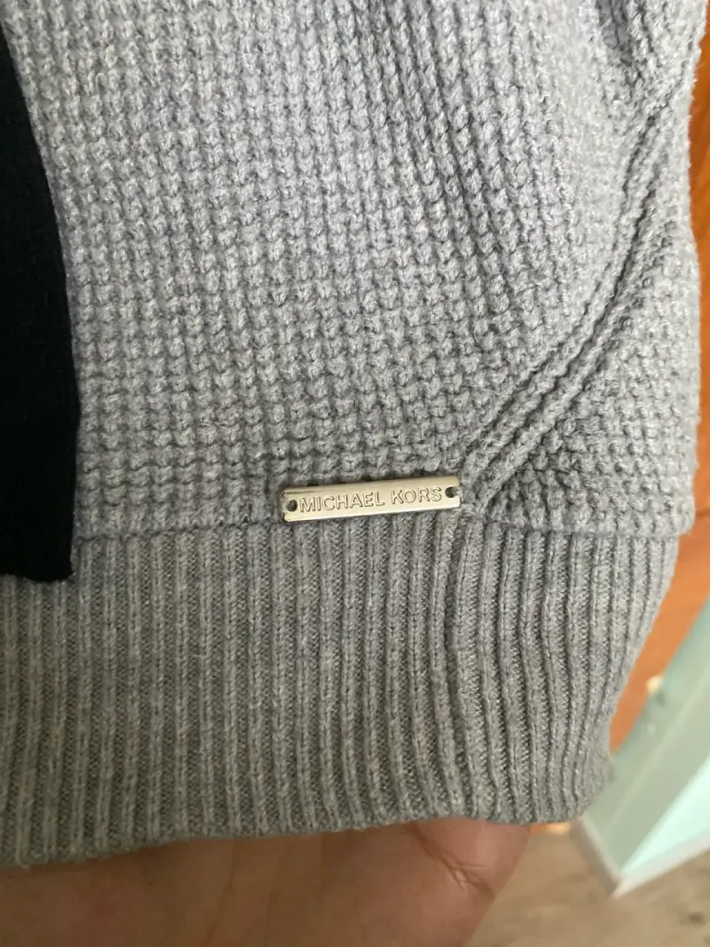 Polerón gris claro con capucha, marca Michael Kors - 4