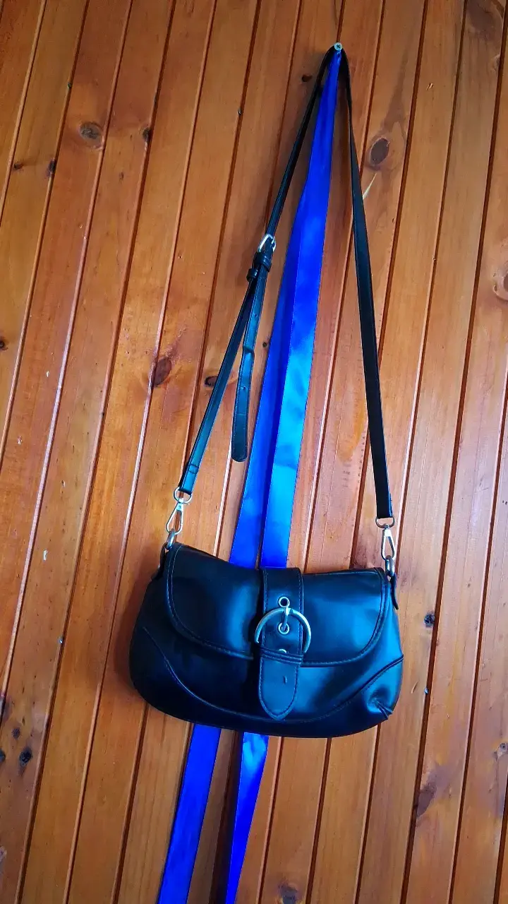 Cartera de cuero negra con correa ajustable