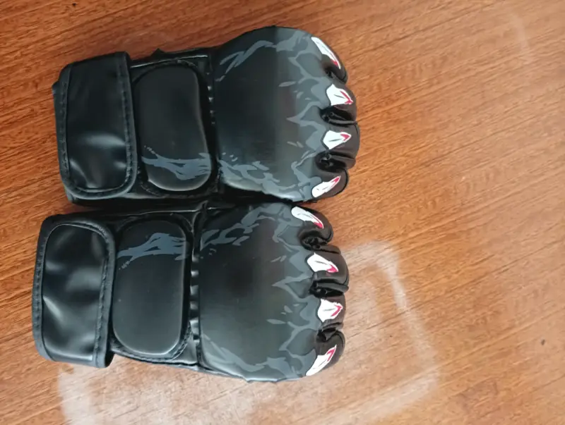 Guantes de MMA negros para entrenamiento - 1