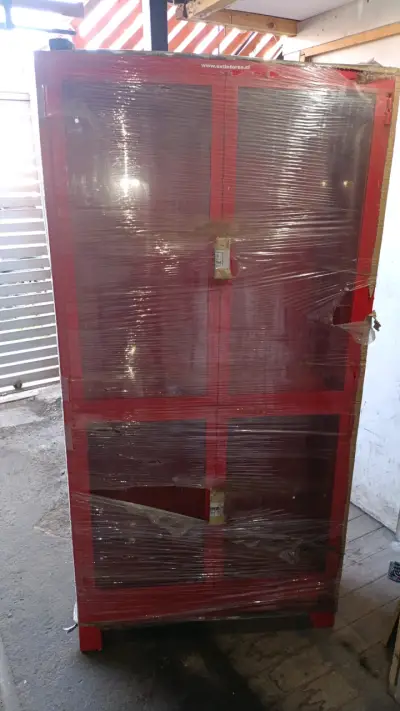 Gabinete  de metal rojo - miniatura 1