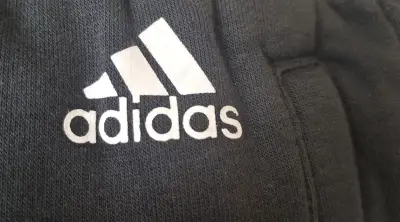 Pantalones deportivos Adidas negros con franjas - miniatura 2