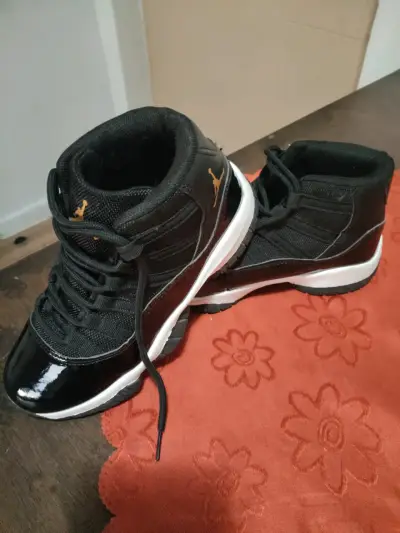 Zapatillas deportivas negras con logo dorado #34 - miniatura 1