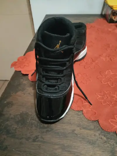Zapatillas deportivas negras con logo dorado #34 - miniatura 2