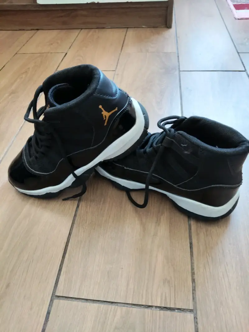 Zapatillas deportivas negras con logo dorado #34 - 3