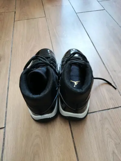 Zapatillas deportivas negras con logo dorado #34 - miniatura 4