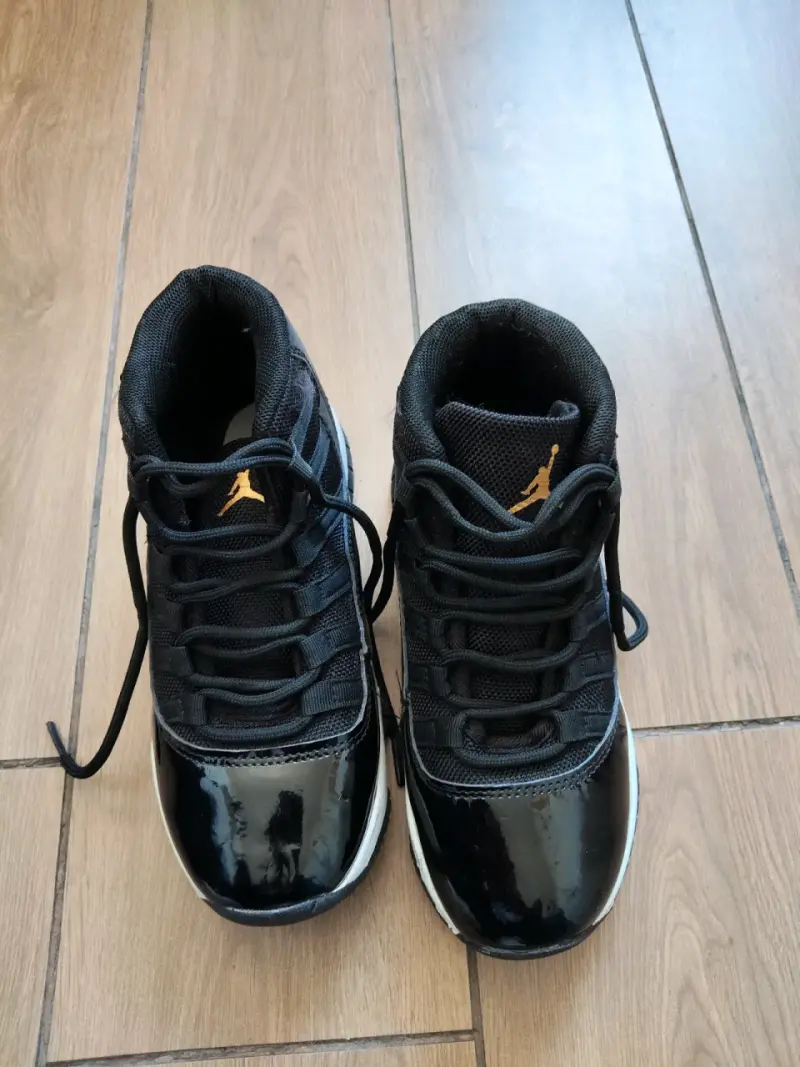 Zapatillas deportivas negras con logo dorado #34 - 5