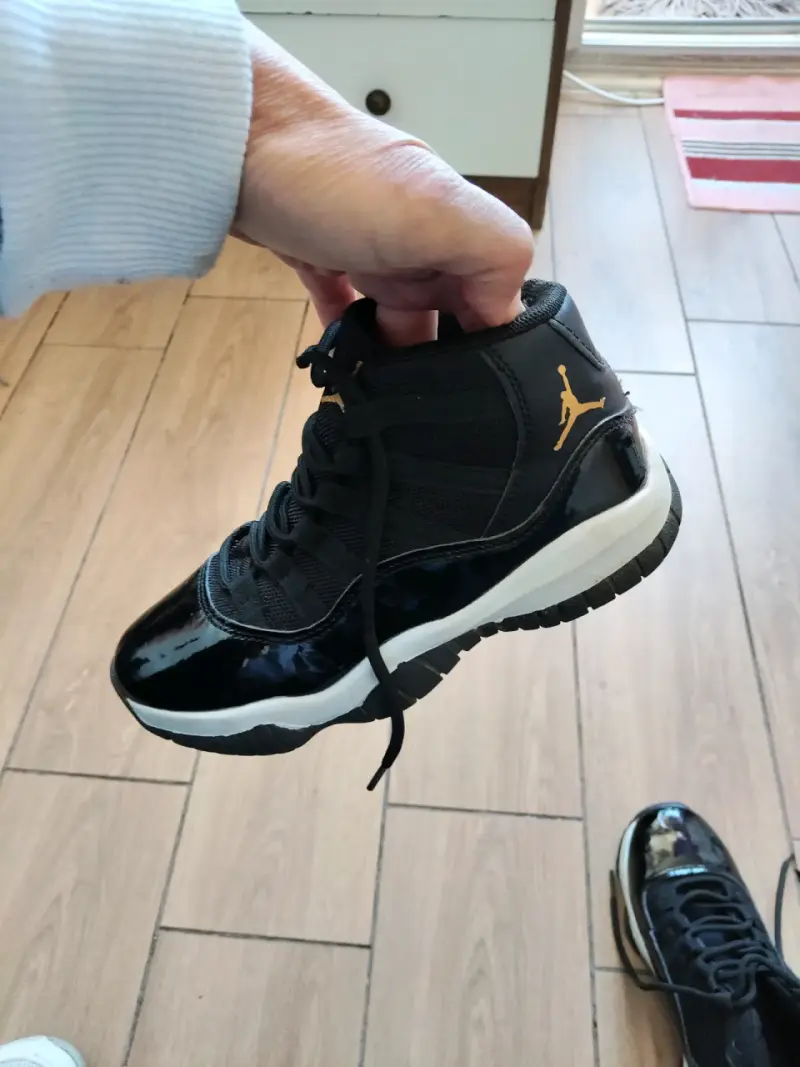 Zapatillas deportivas negras con logo dorado #34 - 6