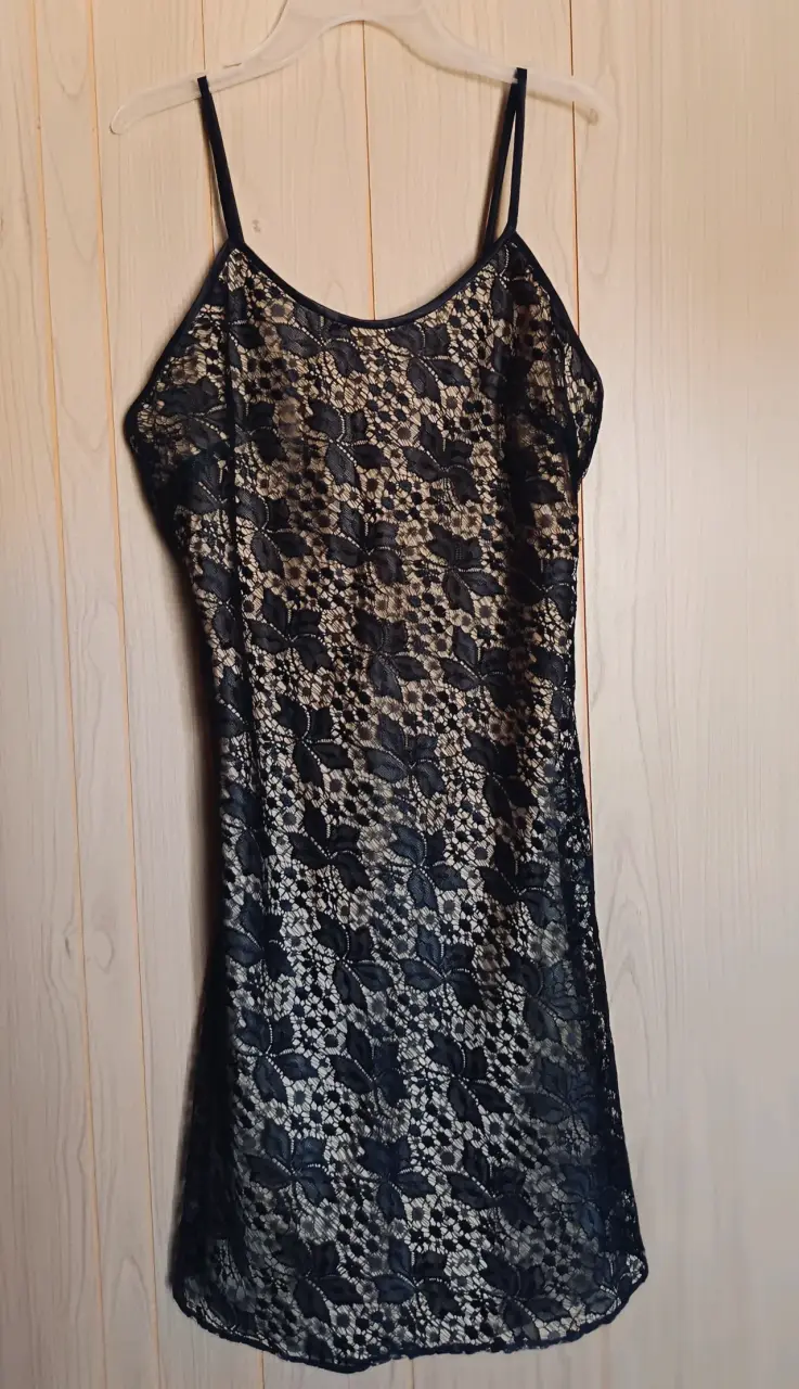 Vestido de encaje negro elegante - 1