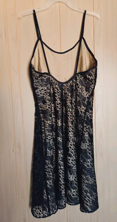 Vestido de encaje negro elegante - miniatura 2