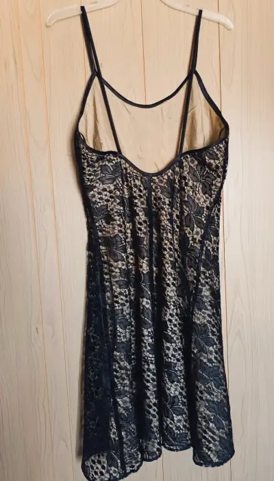 Vestido de encaje negro elegante - miniatura 3