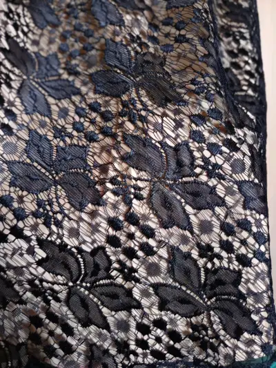 Vestido de encaje negro elegante - miniatura 4