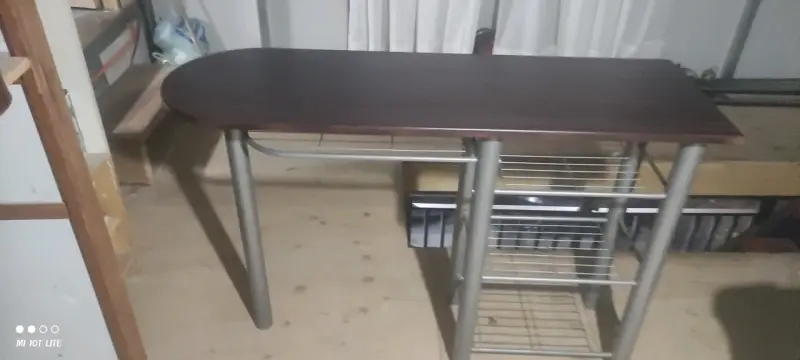 Mesa de escritorio con estante metálico