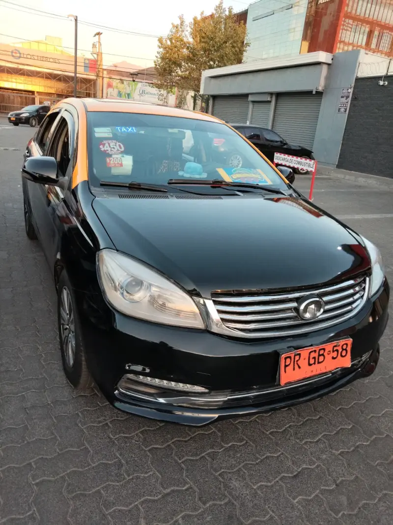 Taxi negro con techo amarillo y sunroof - 1