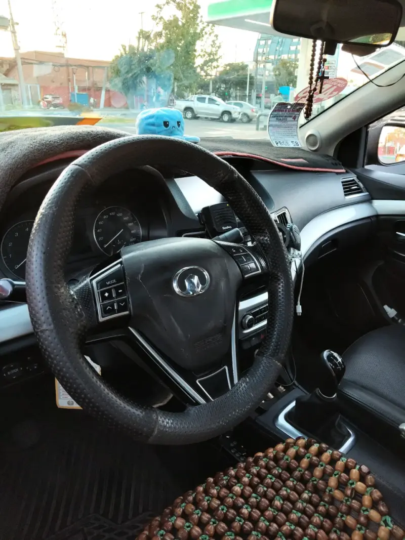 Taxi negro con techo amarillo y sunroof - 2
