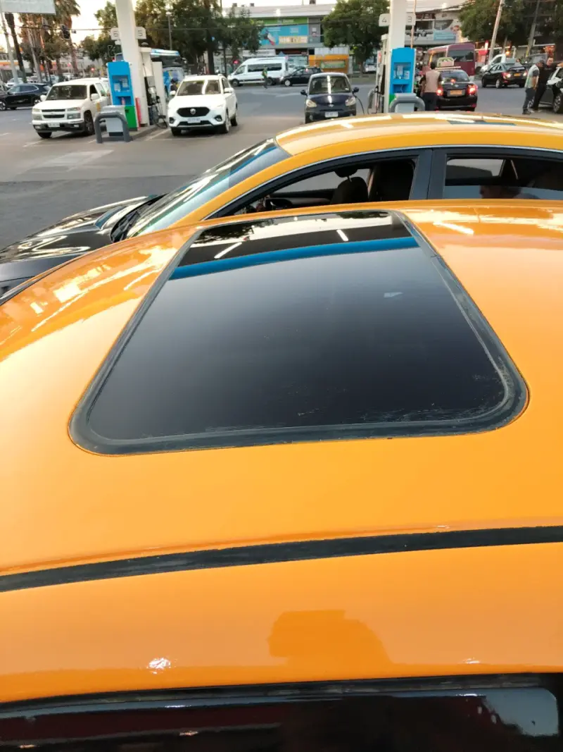 Taxi negro con techo amarillo y sunroof - 3