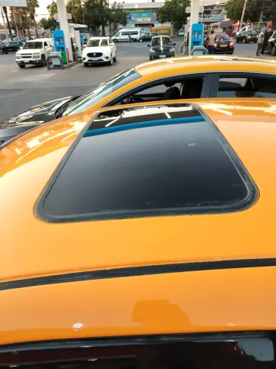 Taxi negro con techo amarillo y sunroof - miniatura 3