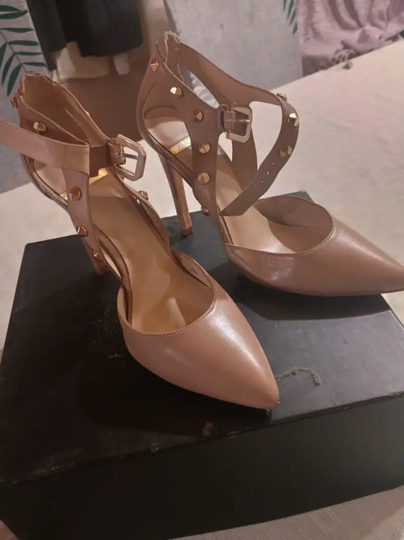 Zapatos de tacón alto con tachas doradas