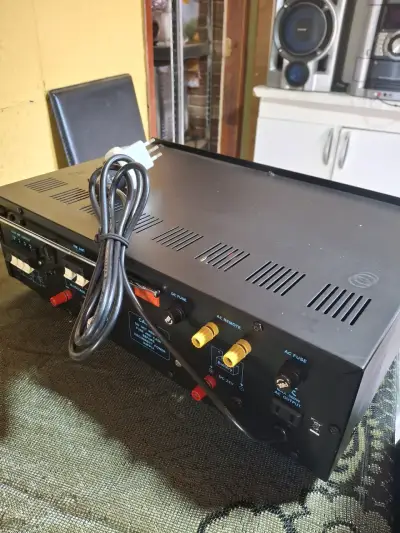 Amplificador de audio profesional con múltiples entradas - miniatura 1
