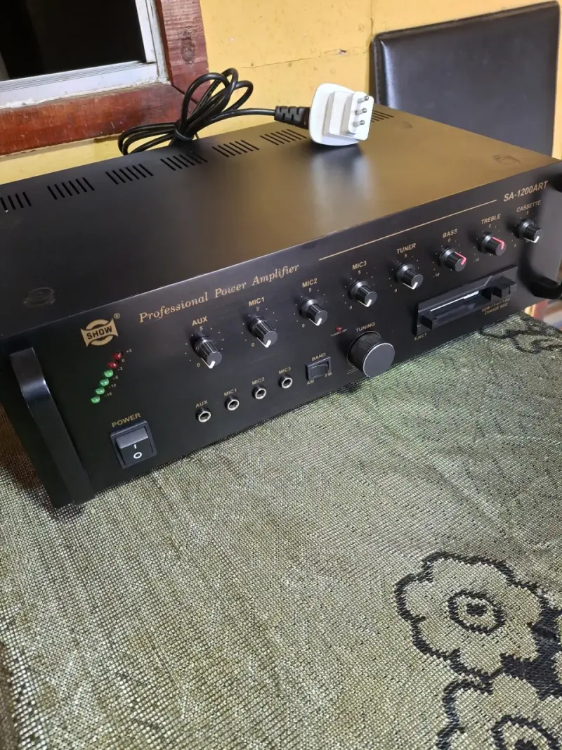 Amplificador de audio profesional con múltiples entradas - 2