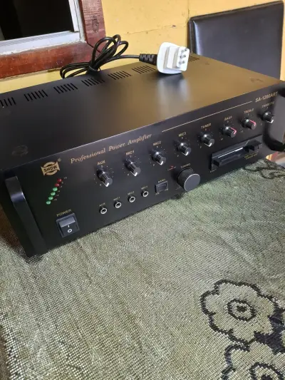 Amplificador de audio profesional con múltiples entradas - miniatura 2