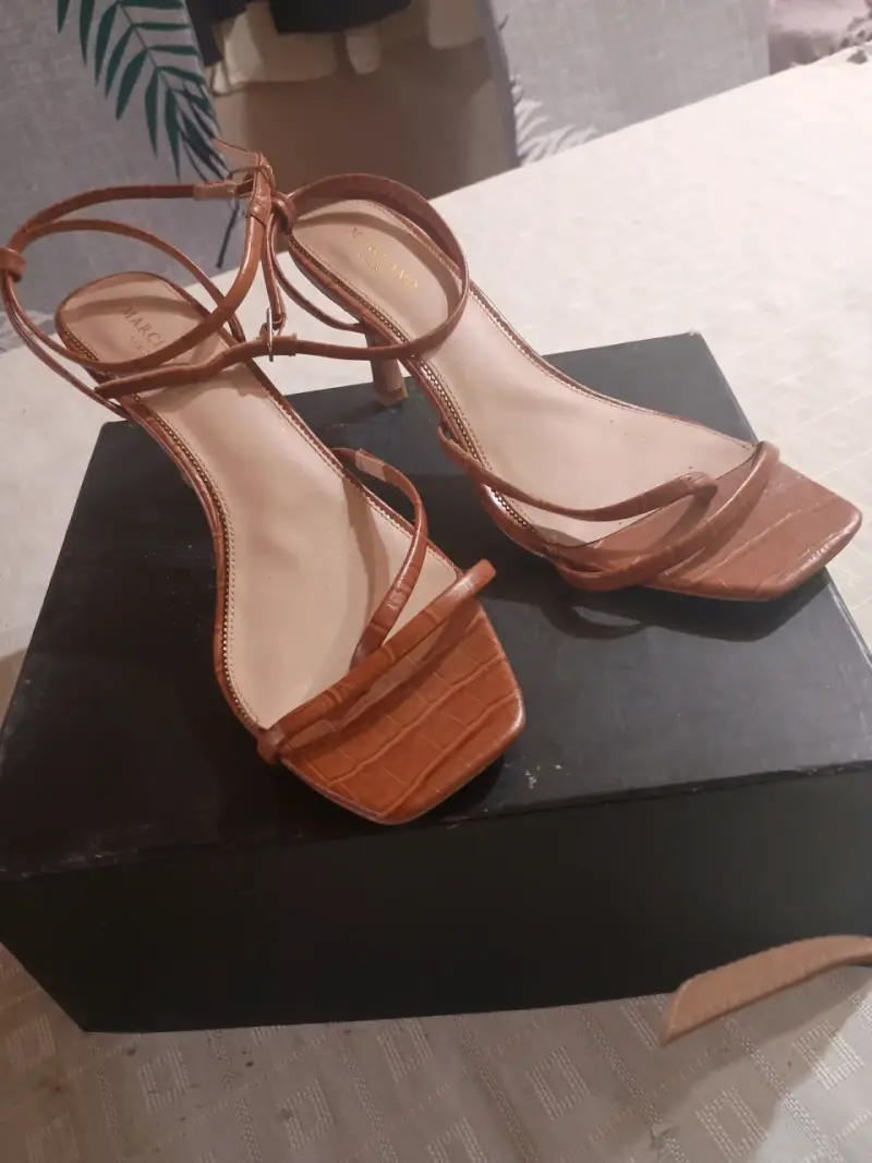 Sandalias de tacón marrón Versano elegantes