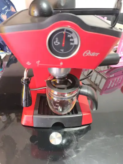 Cafetera espresso Oster roja con jarra de vidrio - miniatura 1