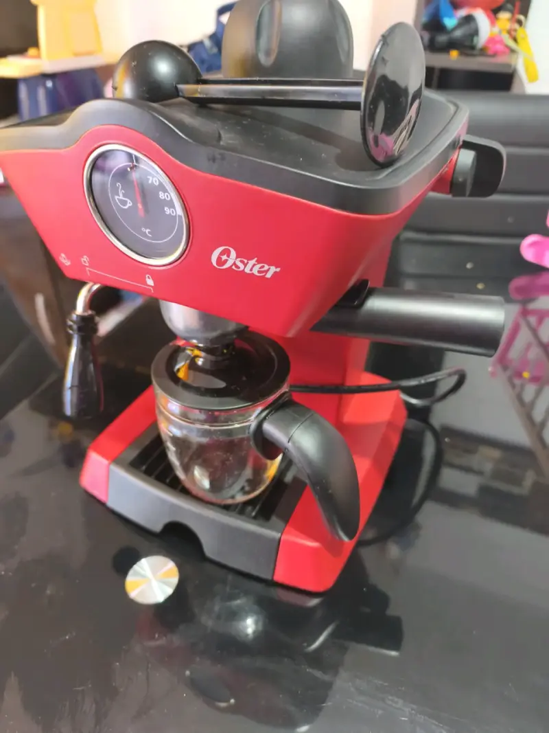 Cafetera espresso Oster roja con jarra de vidrio - 2