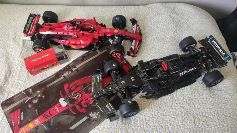 Modelos de autos de Fórmula 1 Ferrari y Mercedes - 1