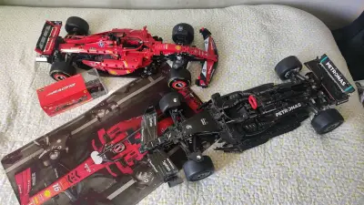 Modelos de autos de Fórmula 1 Ferrari y Mercedes - miniatura 1