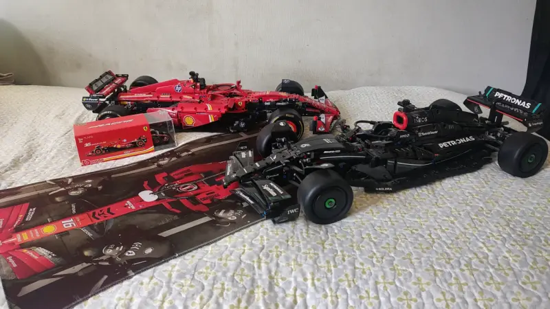 Modelos de autos de Fórmula 1 Ferrari y Mercedes - 2