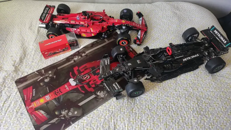 Modelos de autos de Fórmula 1 Ferrari y Mercedes - 3
