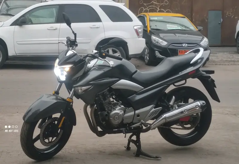 Moto Suzuki Inazuma 250cc negra en buen estado