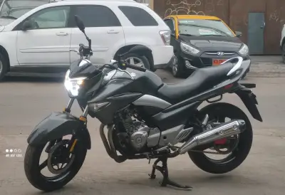 Moto Suzuki Inazuma 250cc negra en buen estado - miniatura 1