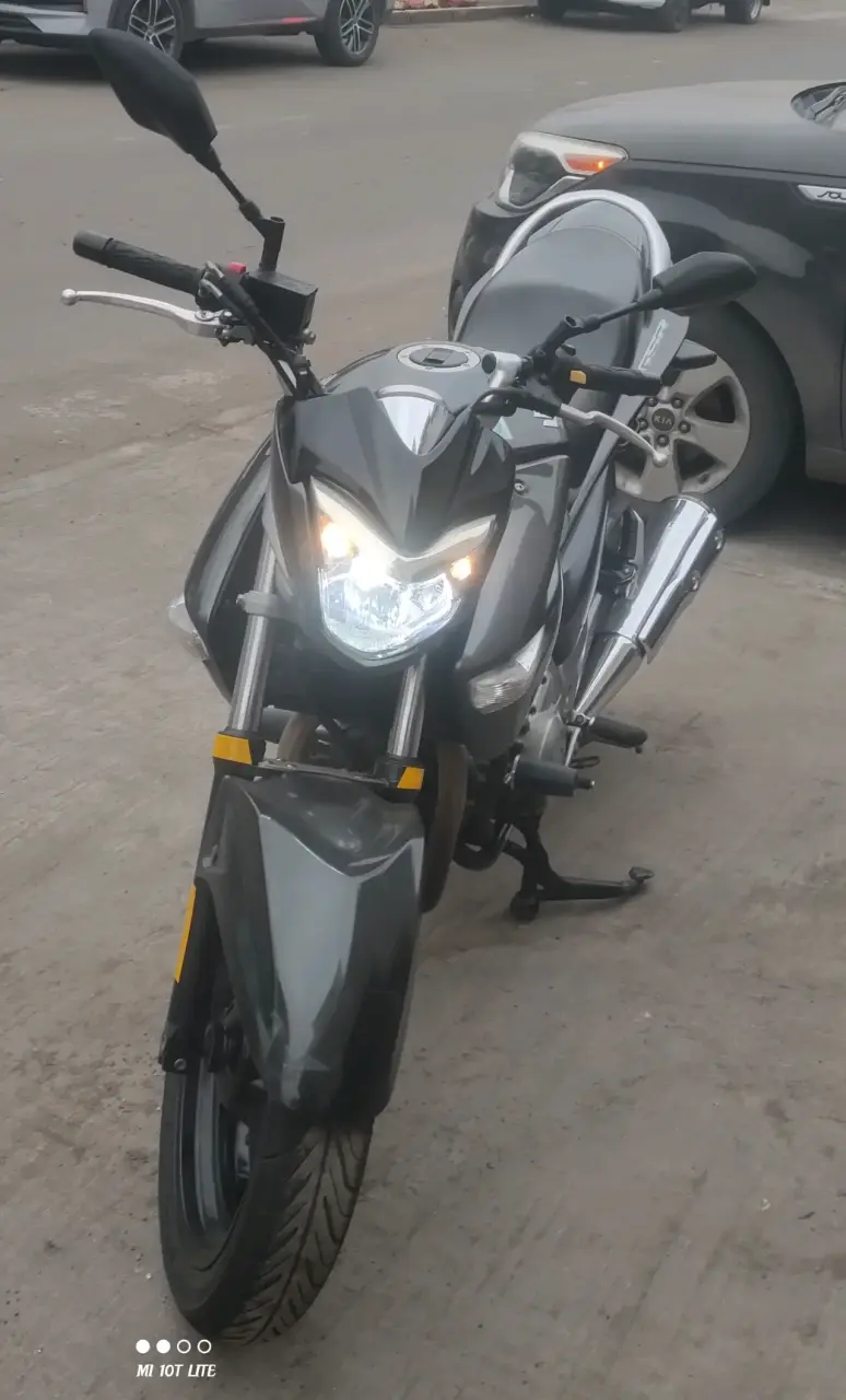 Moto Suzuki Inazuma 250cc negra en buen estado - 2