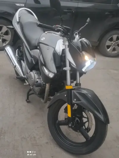 Moto Suzuki Inazuma 250cc negra en buen estado - miniatura 3