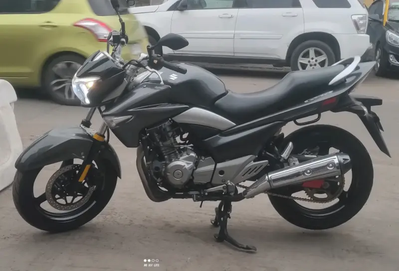 Moto Suzuki Inazuma 250cc negra en buen estado - 4