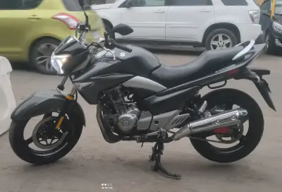 Moto Suzuki Inazuma 250cc negra en buen estado - miniatura 4