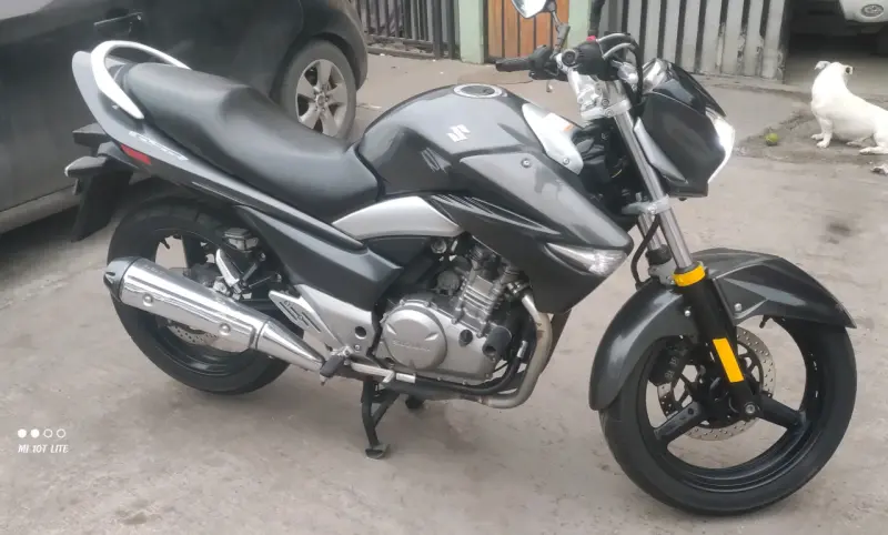 Moto Suzuki Inazuma 250cc negra en buen estado - 5