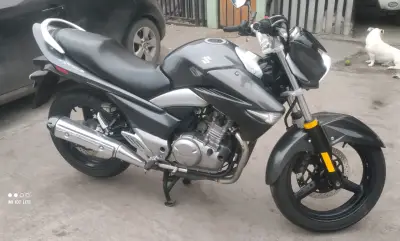 Moto Suzuki Inazuma 250cc negra en buen estado - miniatura 5