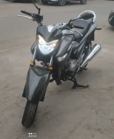 Moto Suzuki Inazuma 250cc negra en buen estado - miniatura 6