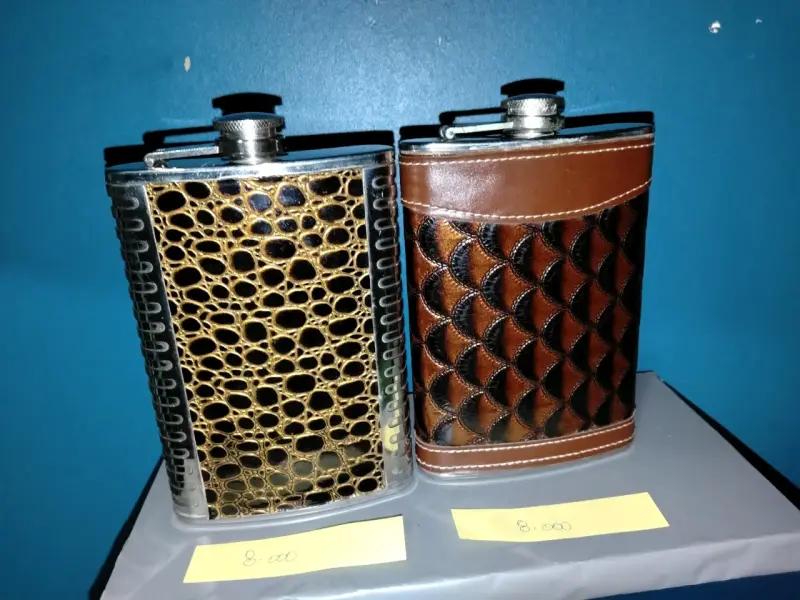 Petacas de acero inoxidable con diseño de cuero