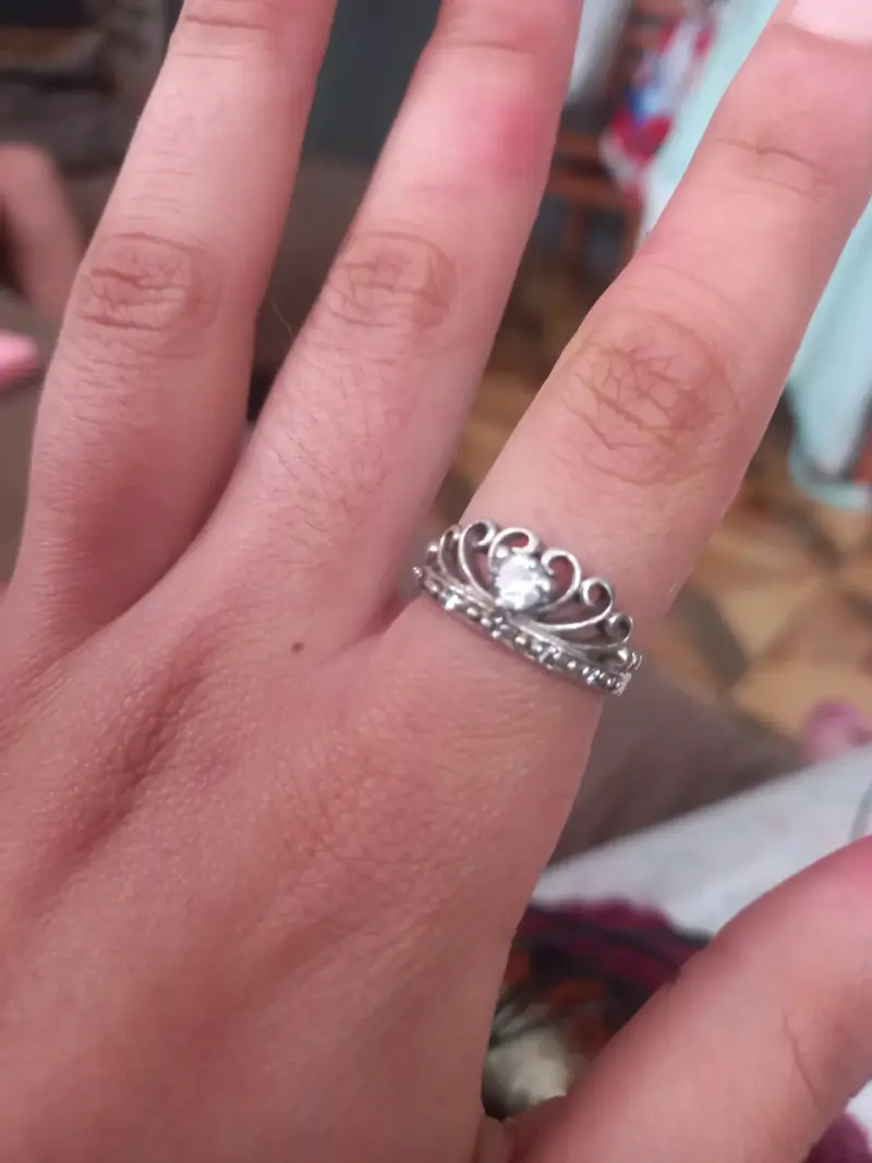 Anillo de plata con diseño de corona y piedra central
