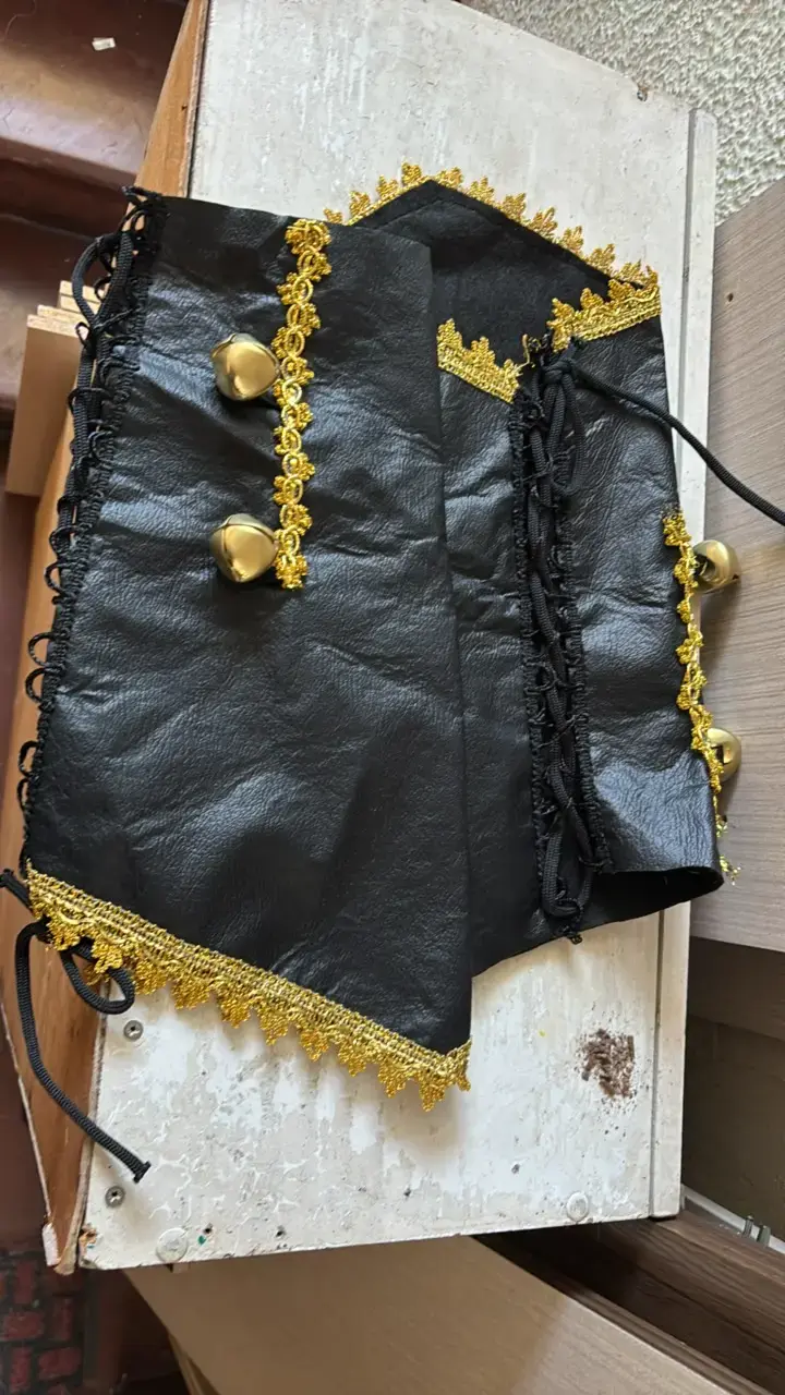 Polainas de cuero negro con detalles dorados - 1