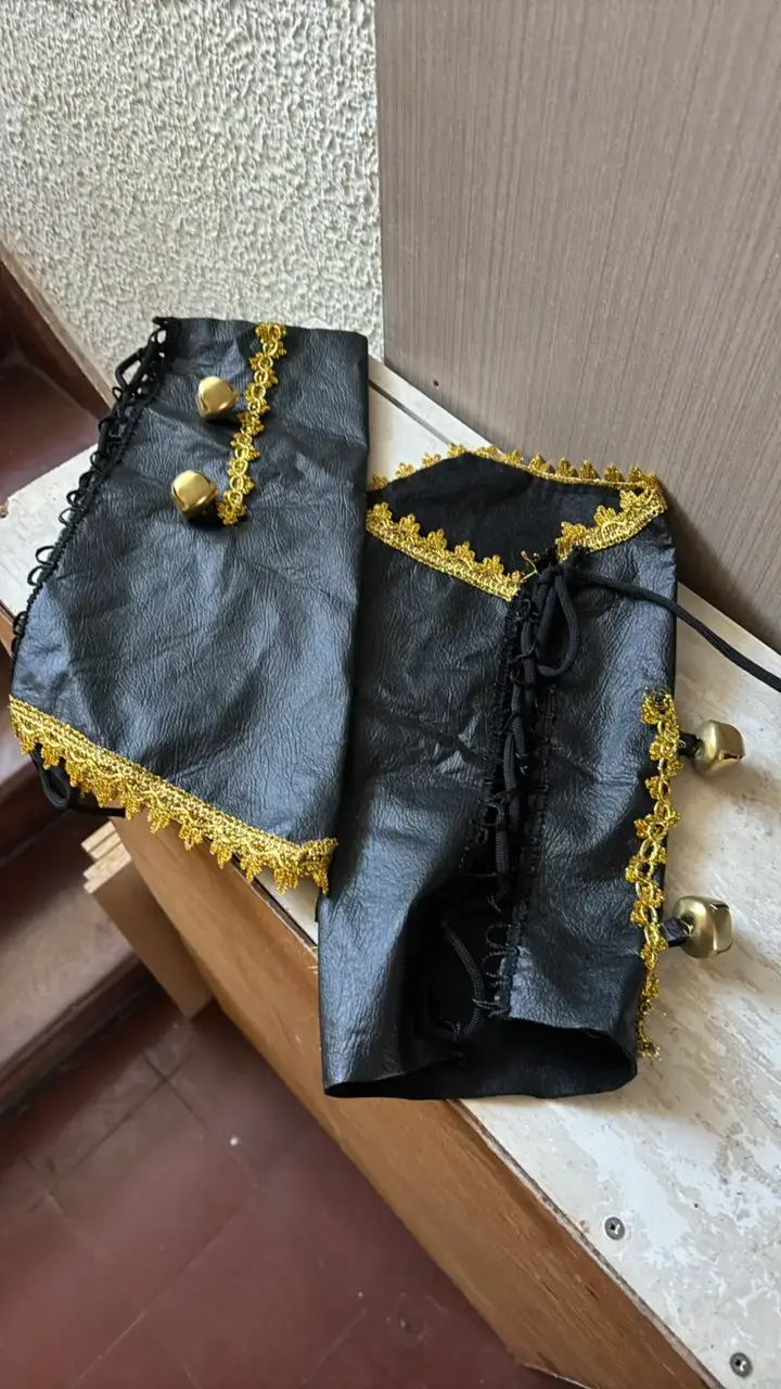 Polainas de cuero negro con detalles dorados - 2