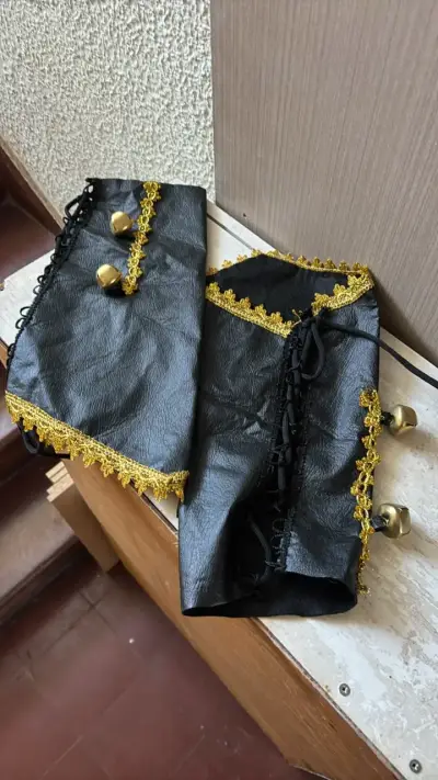 Polainas de cuero negro con detalles dorados - miniatura 2