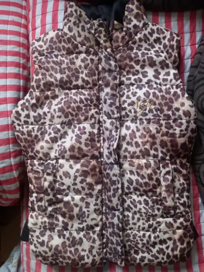 Chaleco reversible acolchado negro y leopardo - miniatura 2