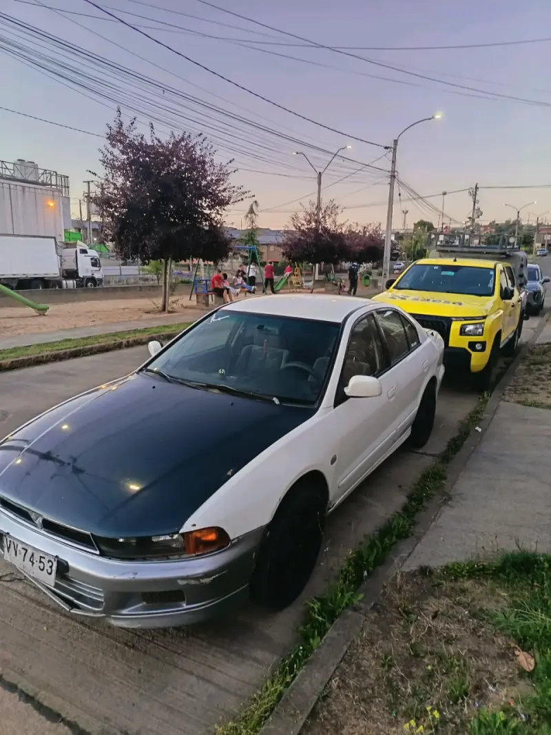 Auto Mitsubishi Galant 2003 en buen estado - 3