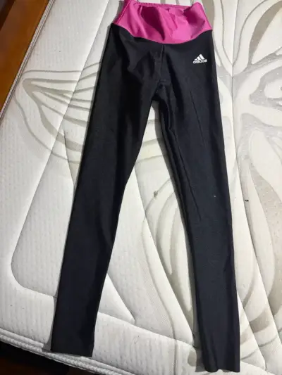 Leggings deportivos Adidas negros y rosados - miniatura 1