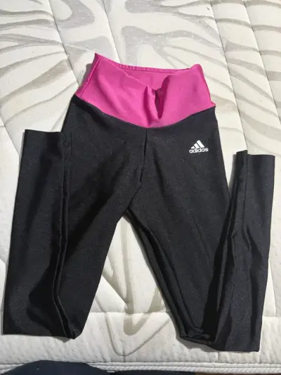 Leggings deportivos Adidas negros y rosados - miniatura 2