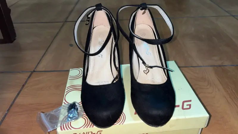 Zapatos de tacón negro con correa ajustable - 1